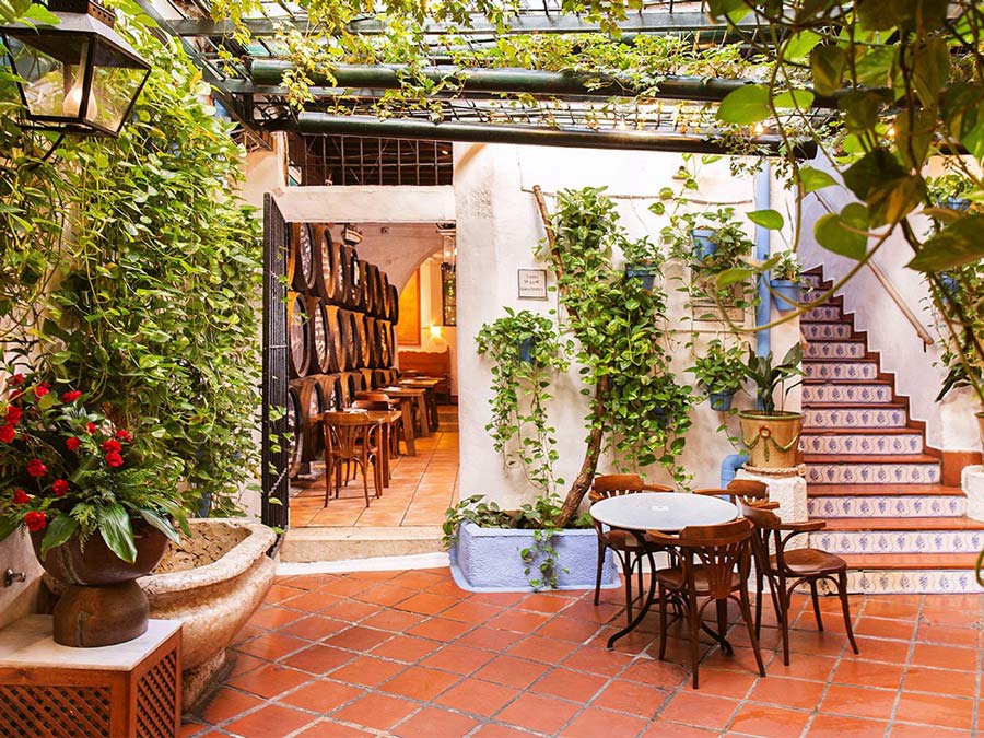 Patio tradicional de un restaurante malagueño