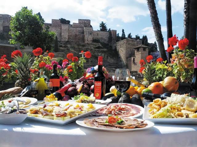 Mesa de tapas con la Alcazaba al fondo