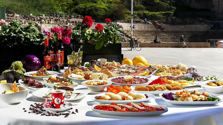 Mesa de tapas al aire libre en Málaga