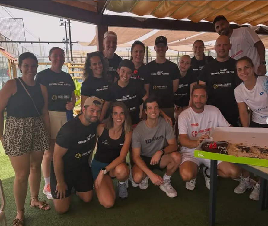 Grupo de jugadores de un camp de pádel con Carmen Castillón