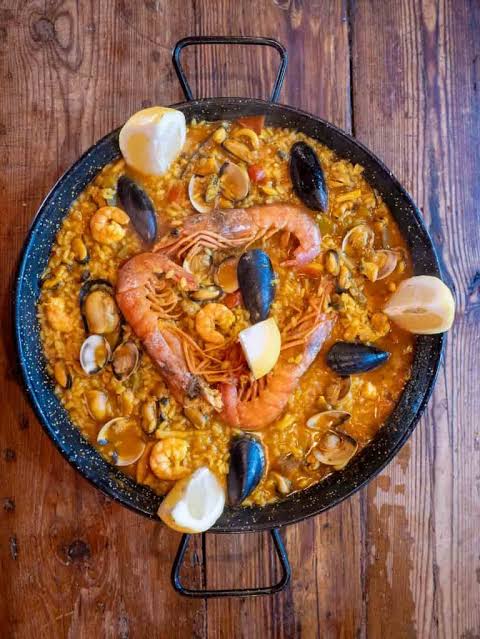 Paella de marisco recién hecha