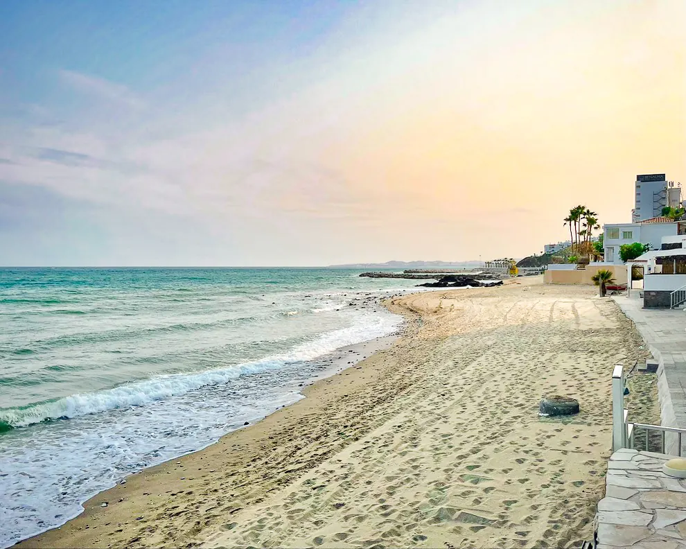 Playa de Benalmádena al atardecer