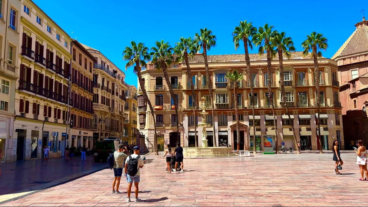 Plaza soleada del centro de Málaga