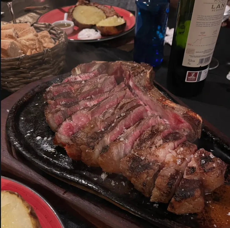 Carne a la brasa servida en una mesa de Málaga