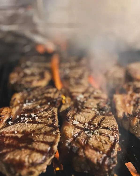 Carne cocinándose a la brasa